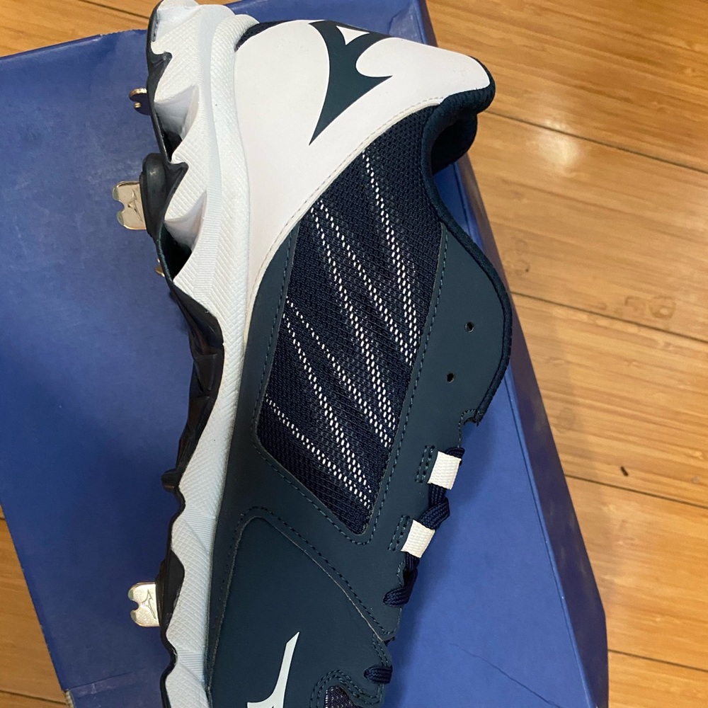 Mizuno cleats for men
